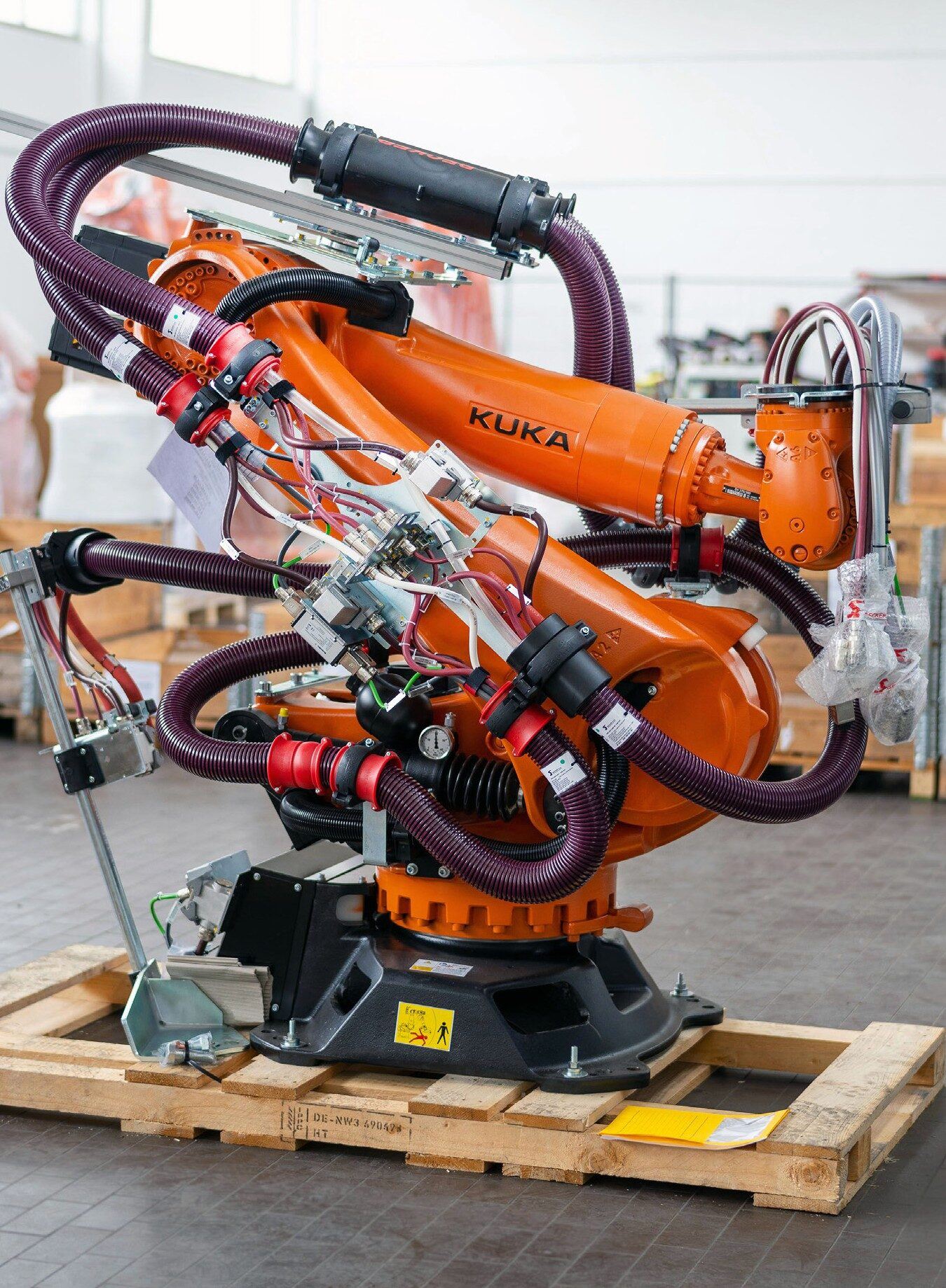Palettierte Roboter, versandfertig in der Becker-Werkstatt