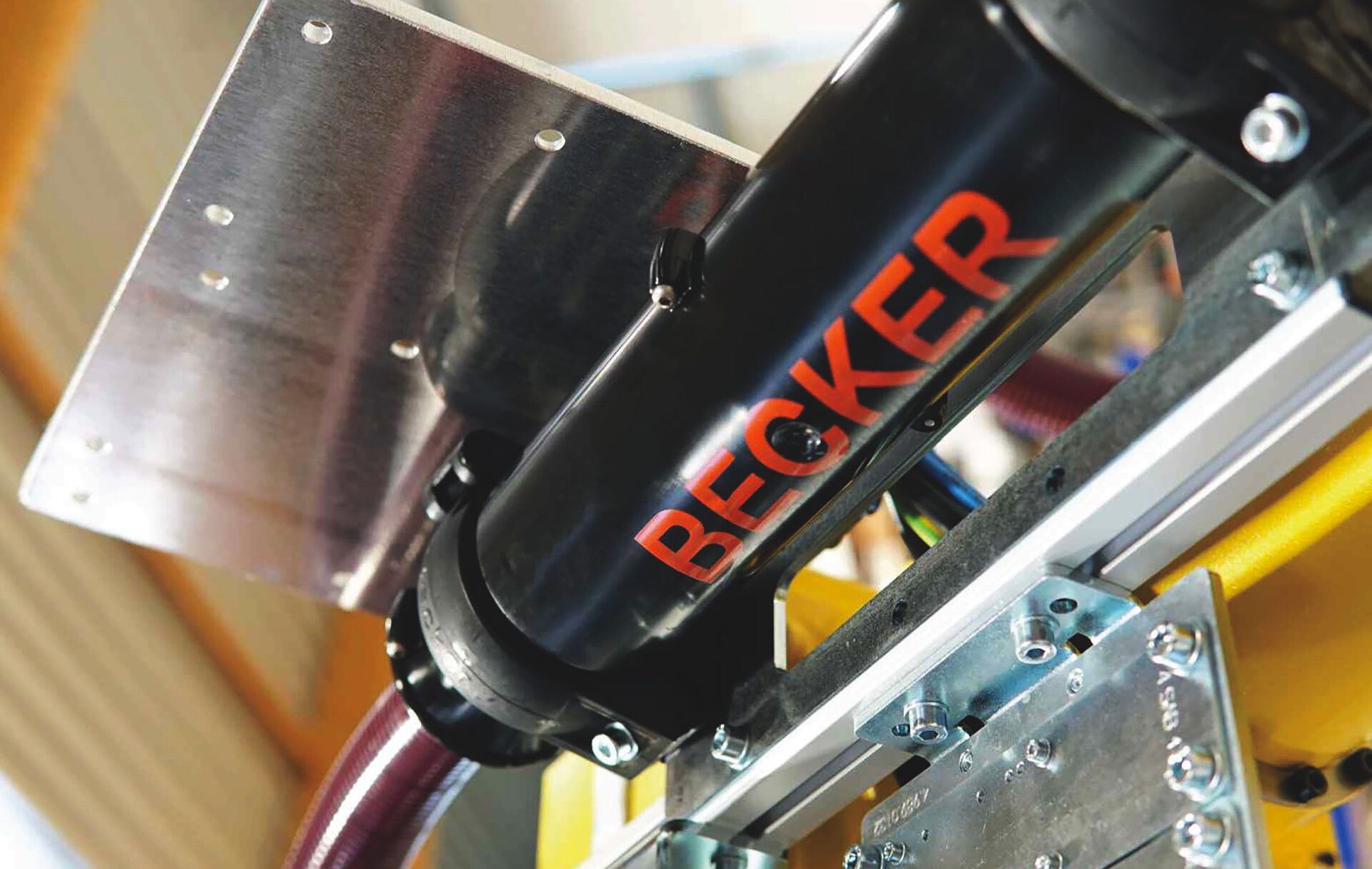 Becker-Rückzugseinheit auf einem Roboterarm montiert