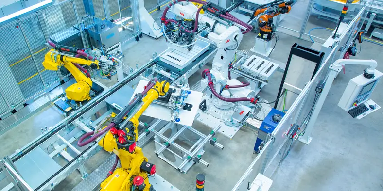 Roboter mit Becker-Dresspacks in einer Produktionshalle