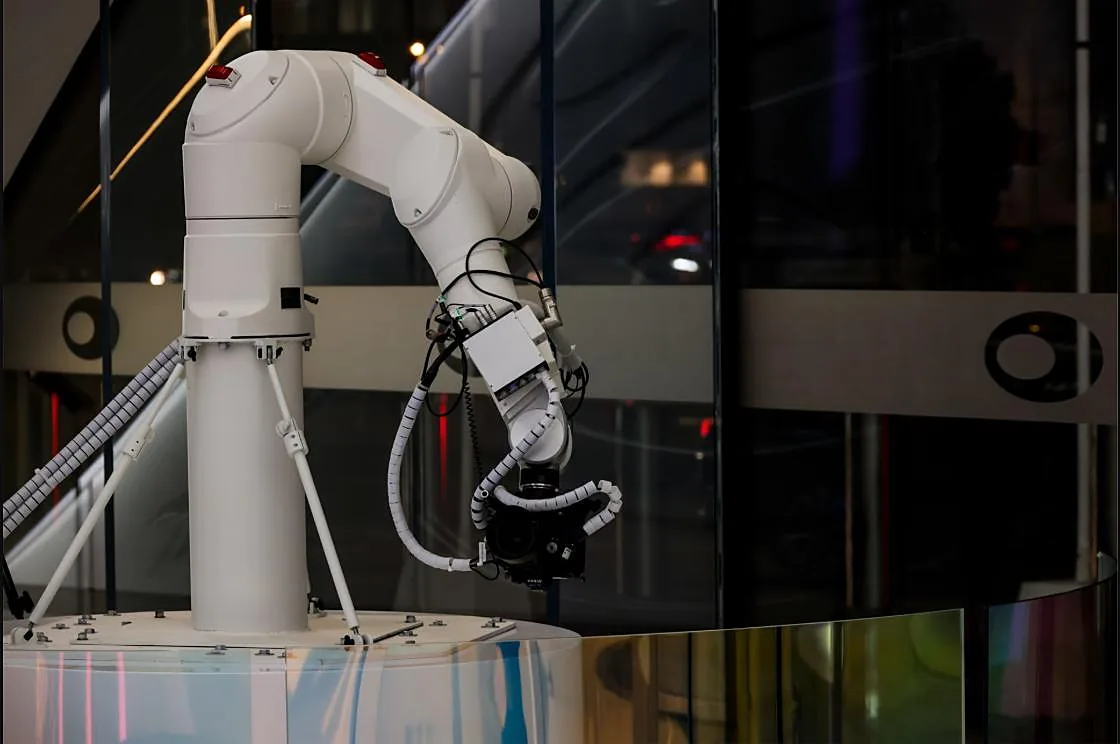 Roboterarm mit Dresspack-Leitungsführung am Handgelenk