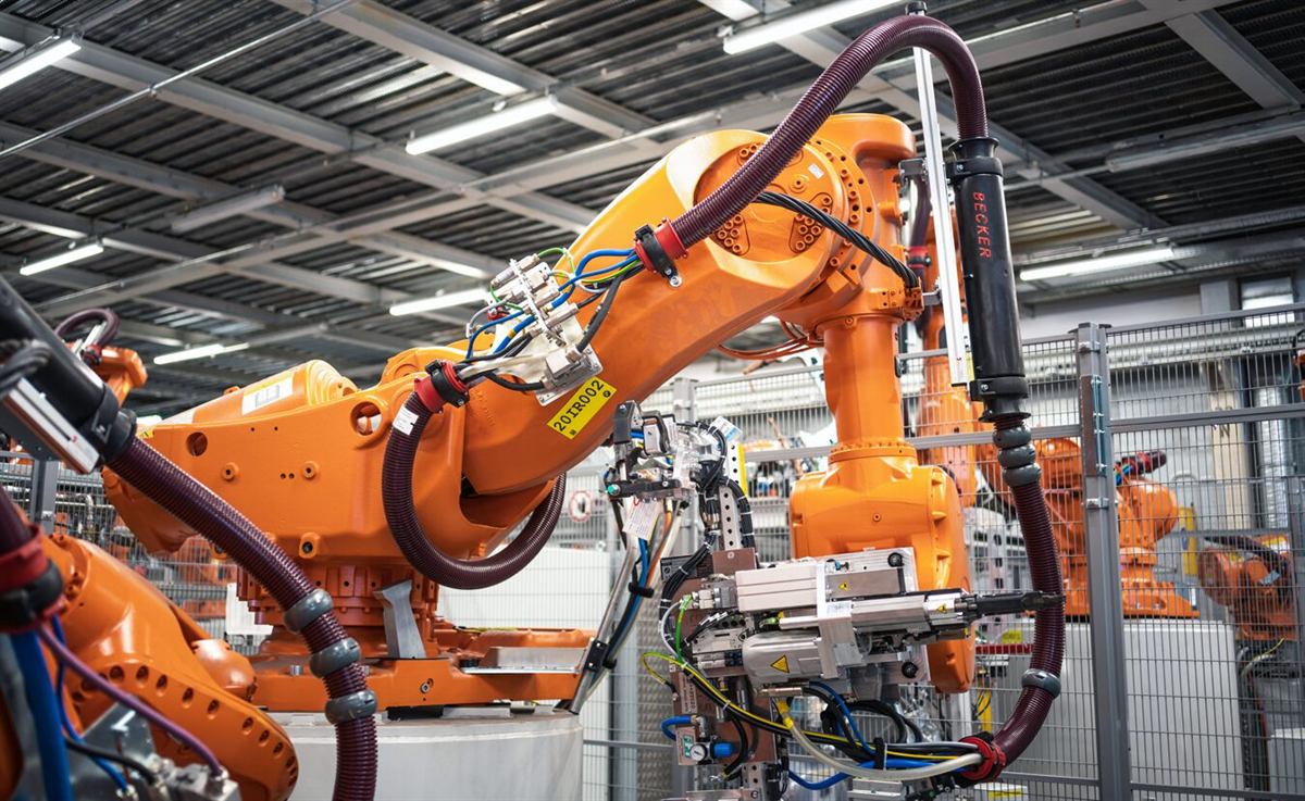 Beckerドレスパック一式を装着したオレンジ色のロボット