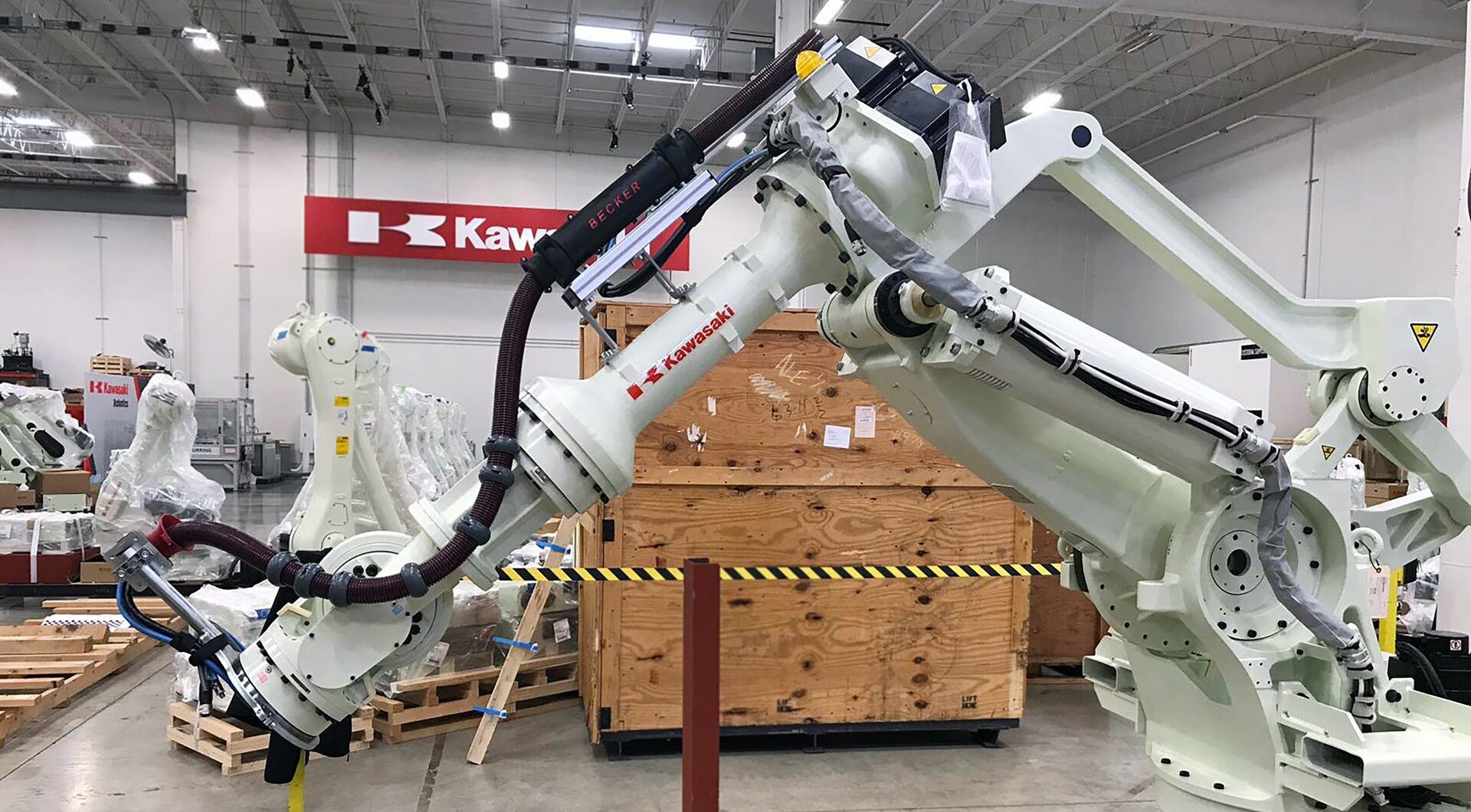 プログラミングを待つドレスパック装着済みの川崎重工業製ロボット