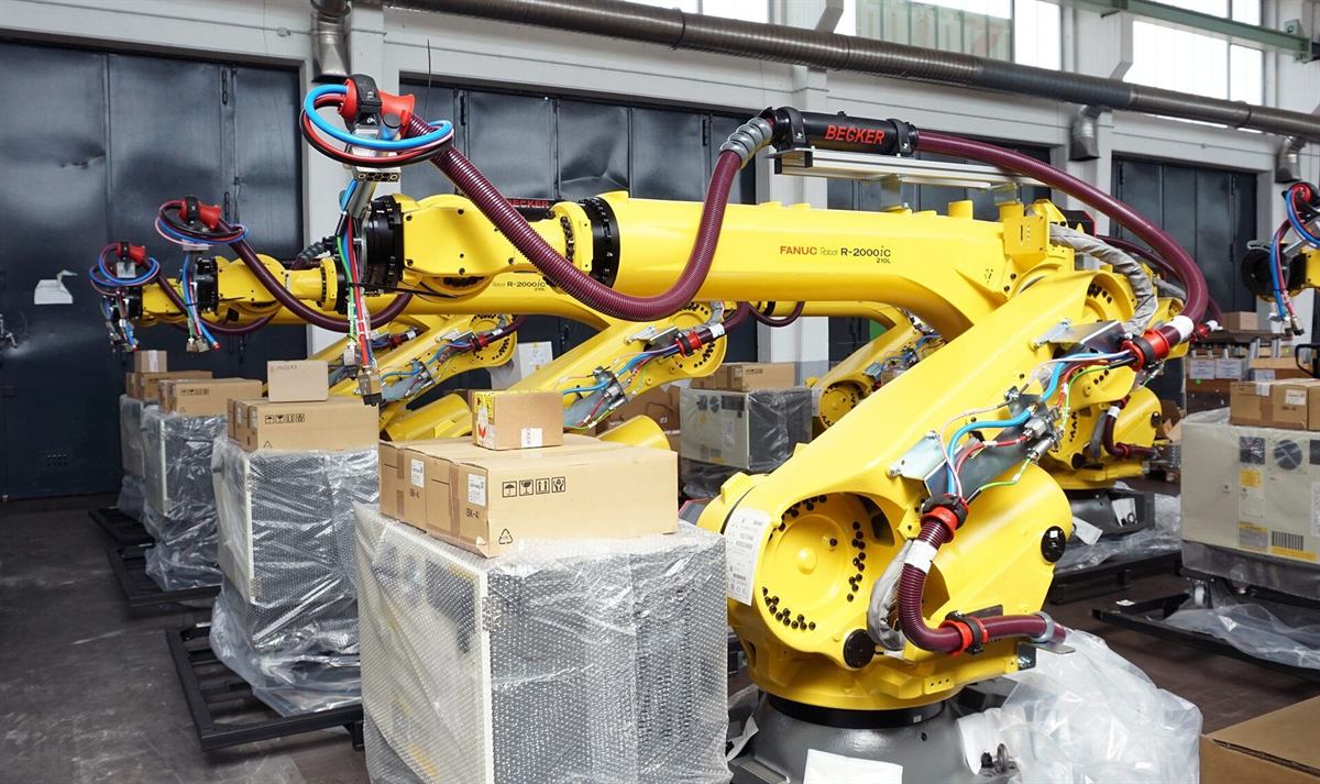 Becker倉庫に待機するドレスパック装着済みファナックロボット