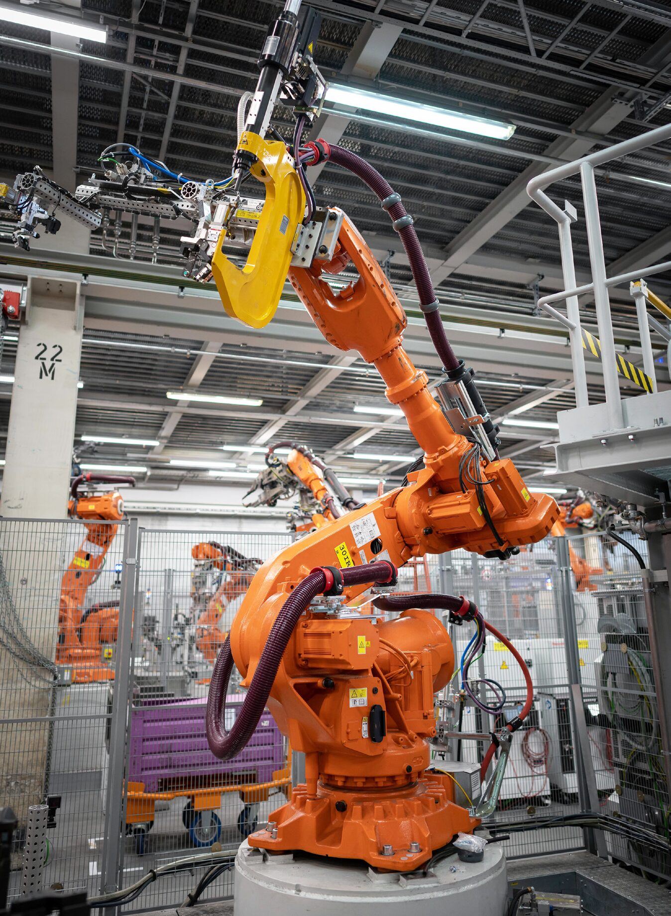 Robots equipados con dress packs en una línea de producción automotriz