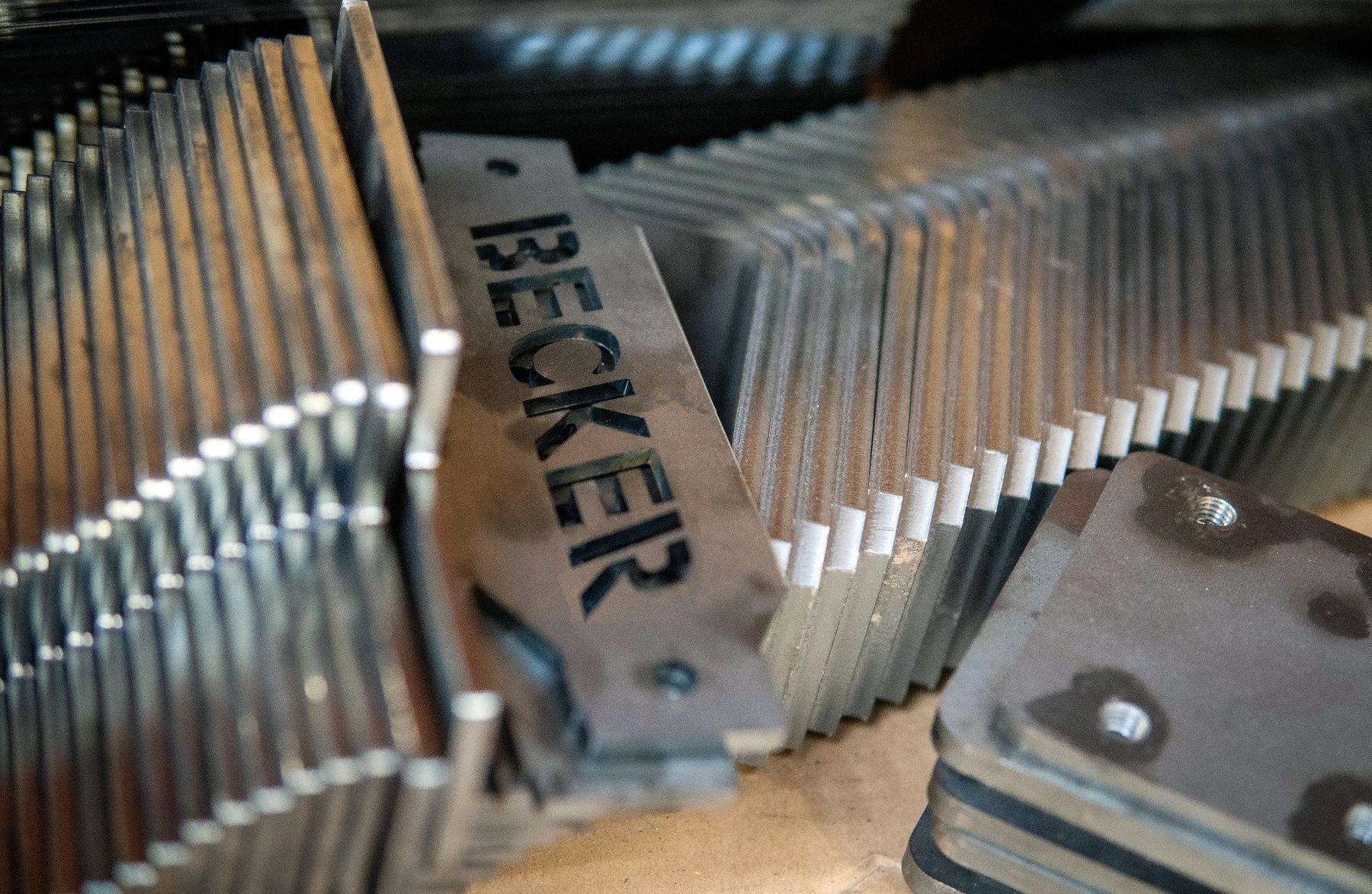 Placas de montaje Becker cortadas con láser, apiladas tras la fabricación
