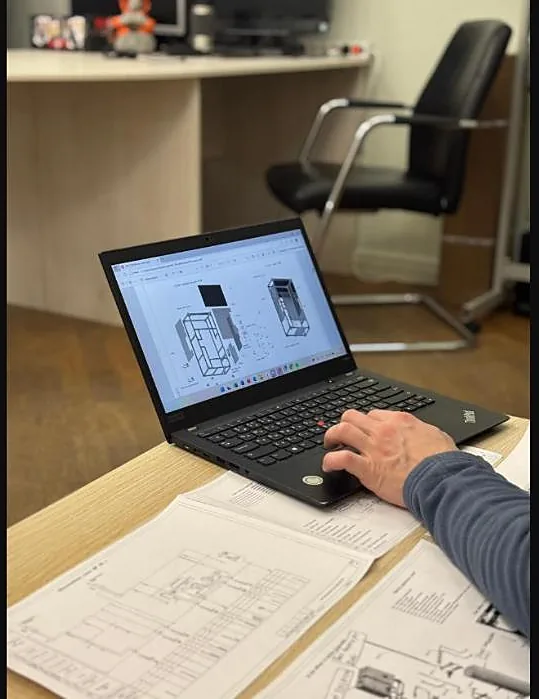 Ingeniero revisando un diseño CAD en una laptop